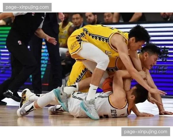 广东半场犯规数18-8落后 裁判尺度收紧直接打乱卫冕冠军防守节奏